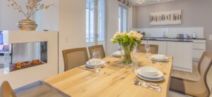 Gedeckter Tisch im Essbereich