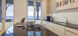 Töpfe auf dem Herd in der Küche