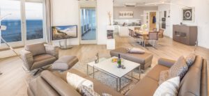 Sofa und Essbereich im Penthouse "270 Grad"