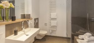 Badezimmer mit WC und ebenerdiger Dusche