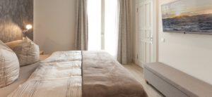 Schlafzimmer mit Fernseher