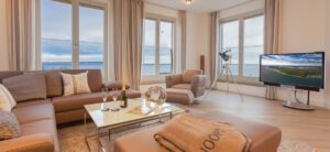 Sofa und Fernseher im Penthouse "270 Grad"