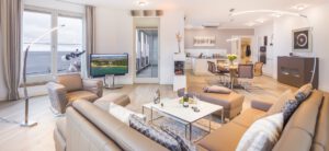 Sofa und Essbereich im Penthouse "270 Grad"