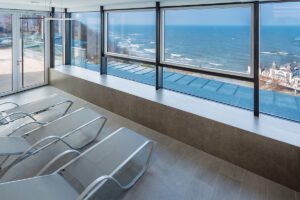 Blick auf das Meer aus dem Poolbereich